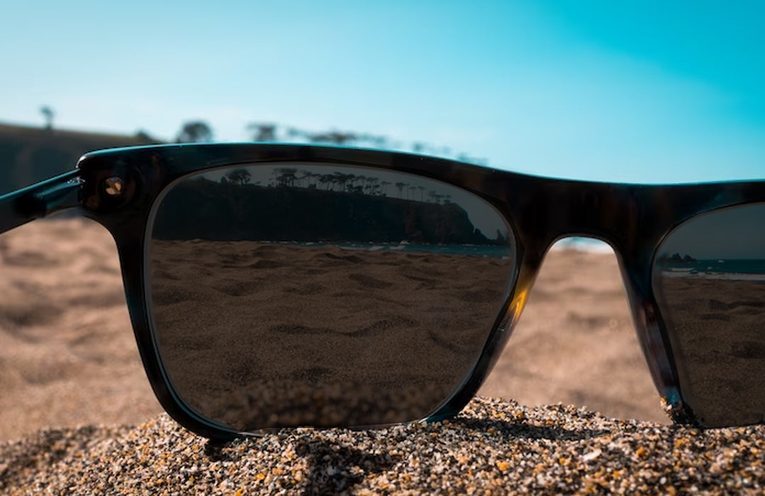 ¿Cómo actúan las lentes fotocromáticas y qué tipos hay?