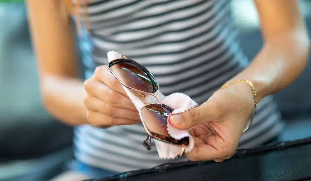 ¿Cómo limpiar las gafas de sol de óptica?